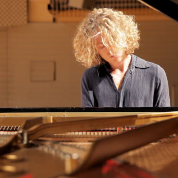 Johann Fritsche spielt am Klavier